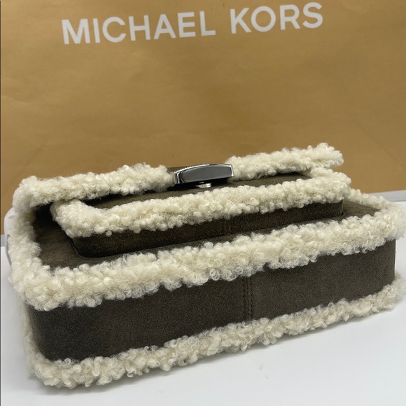 MICHAEL KORS Bradshaw Medium Suede and Faux Shearling Messenger Bag
Olive 
NWT - Picture 8 of 16